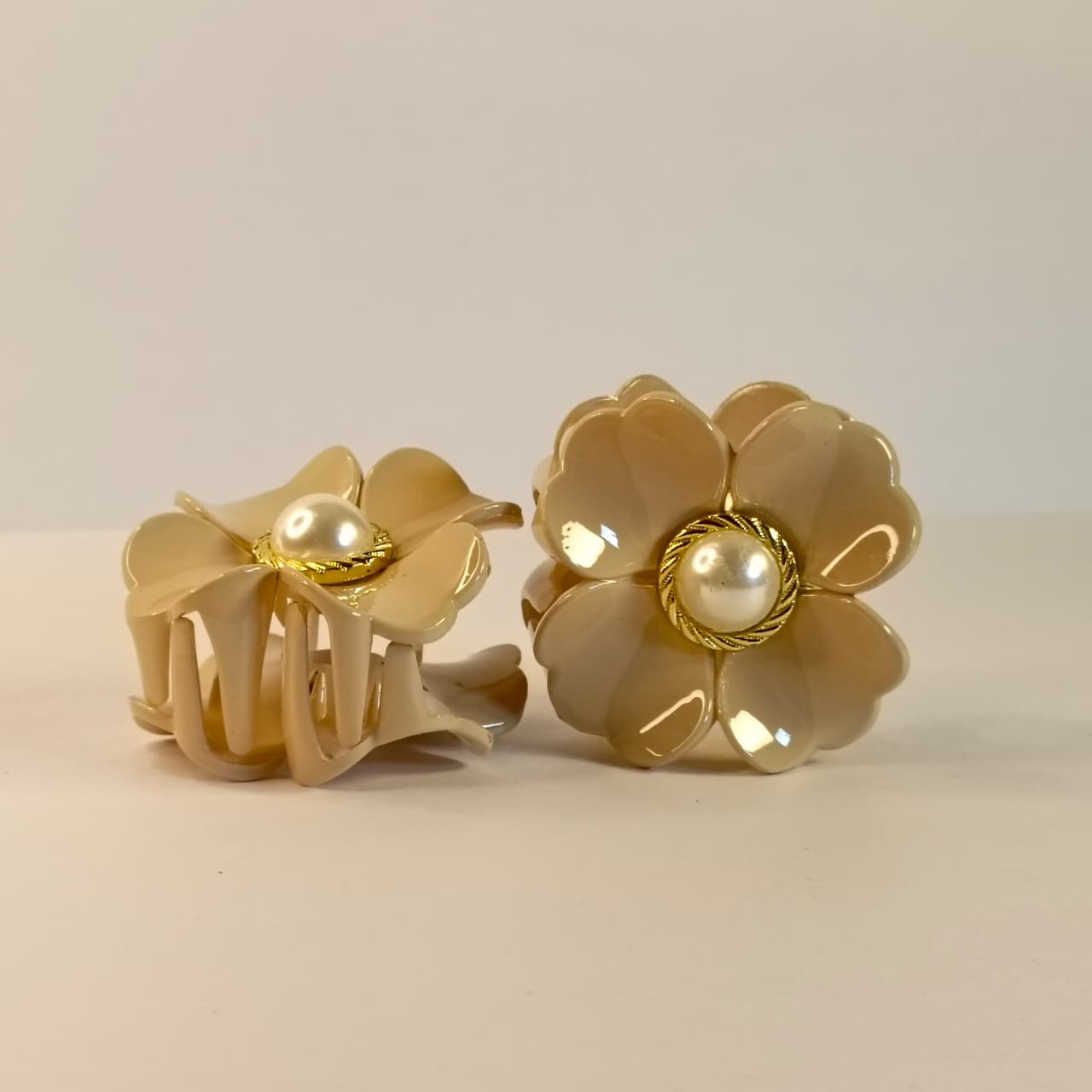 Elegant Flower Pearl Hair Claw Clip – Multicolor